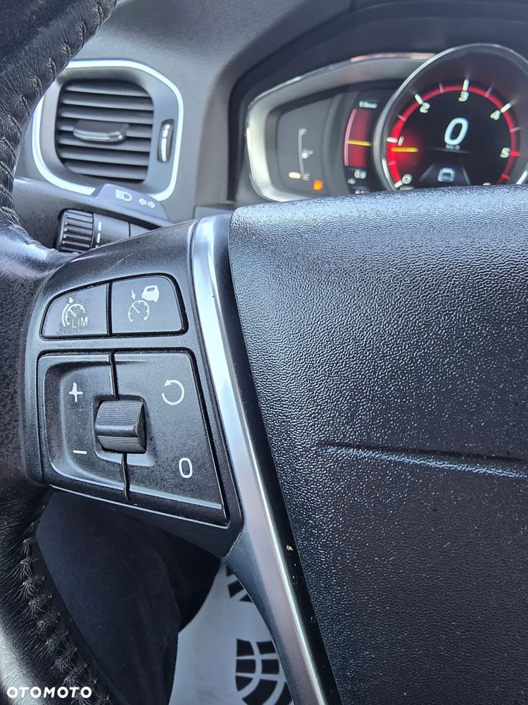 Volvo V60 D6 AWD Plug-in Hybrid R-Design Summum - 31