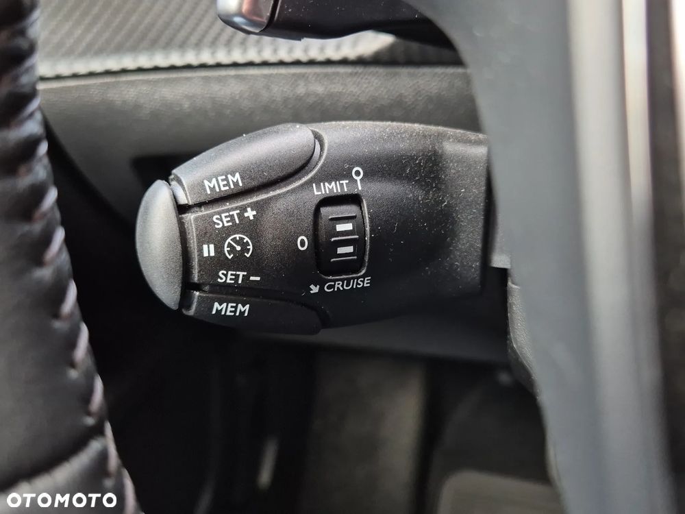Peugeot 2008 PureTech 130 Allure S&S EAT8 - 23