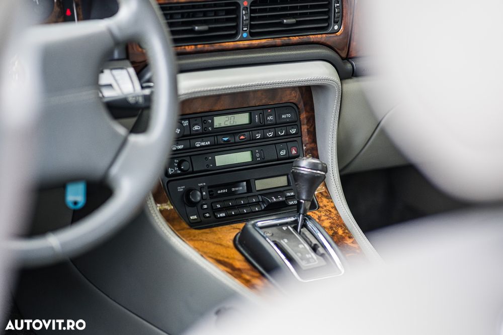 Jaguar XJ - 25