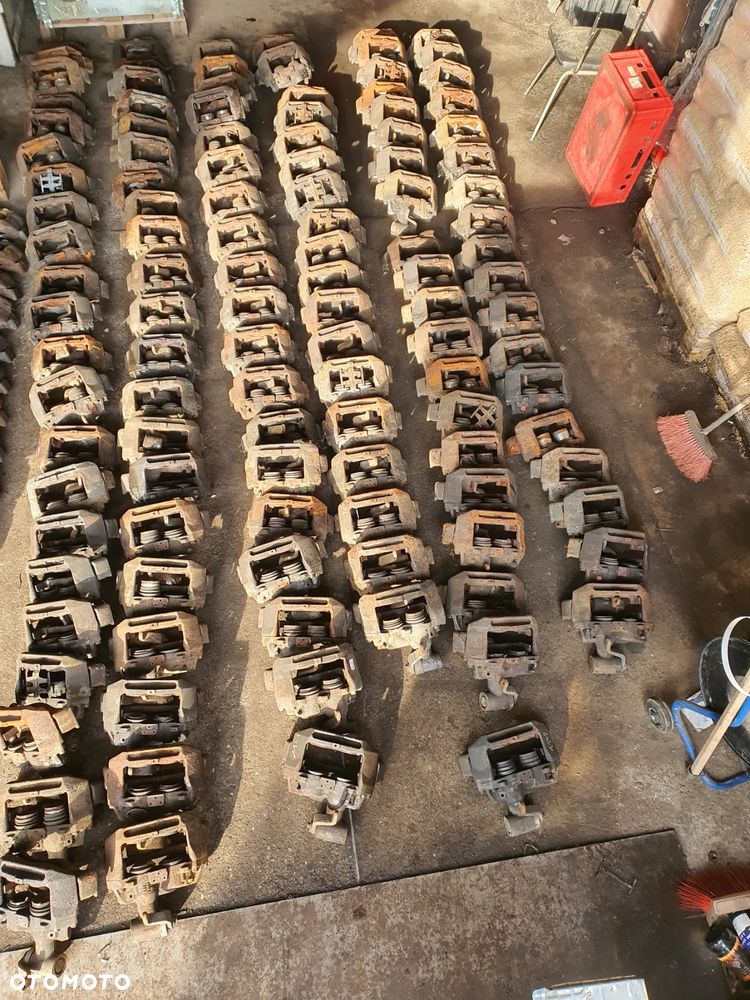 Mercedes Vario Tył lewy prawyZacisk hamulcowy demontaż - 1