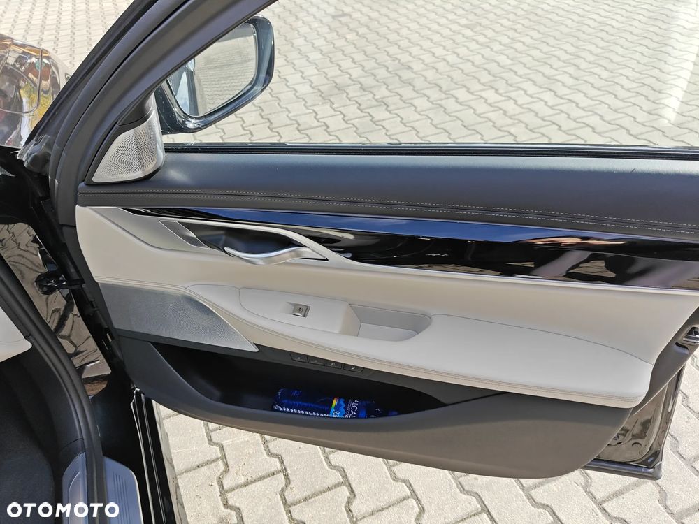 BMW Seria 7 M760Li xDrive - 32