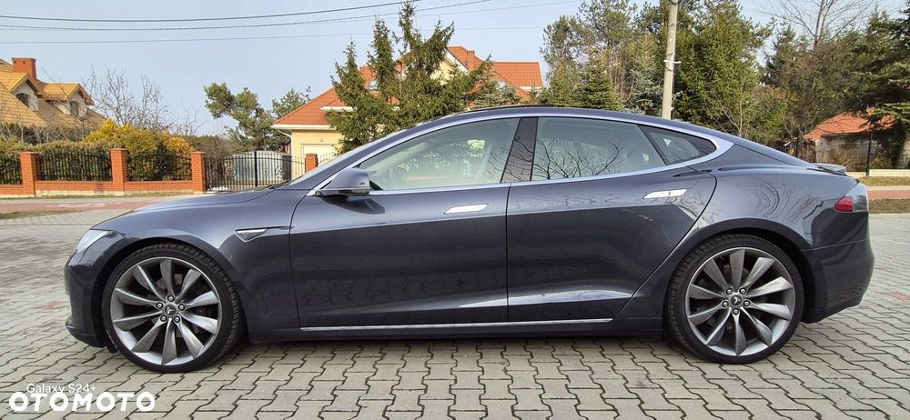 Tesla Model S - 5