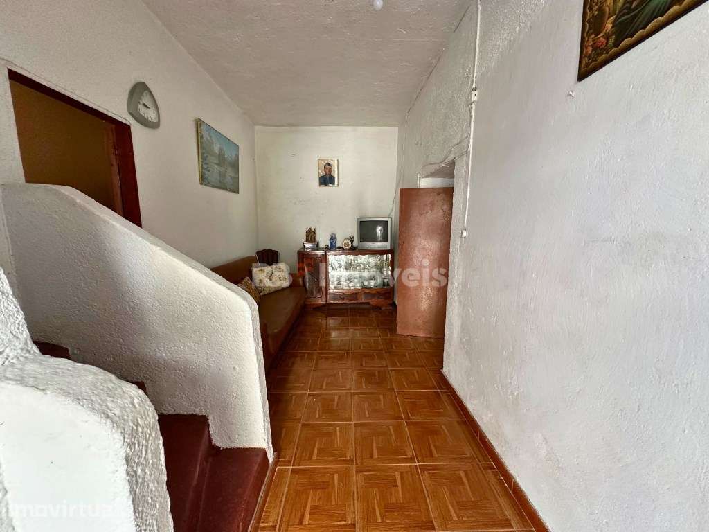 Moradia T4 de dois pisos e logradouro, perto da cidade de Torres Novas - Grande imagem: 2/28