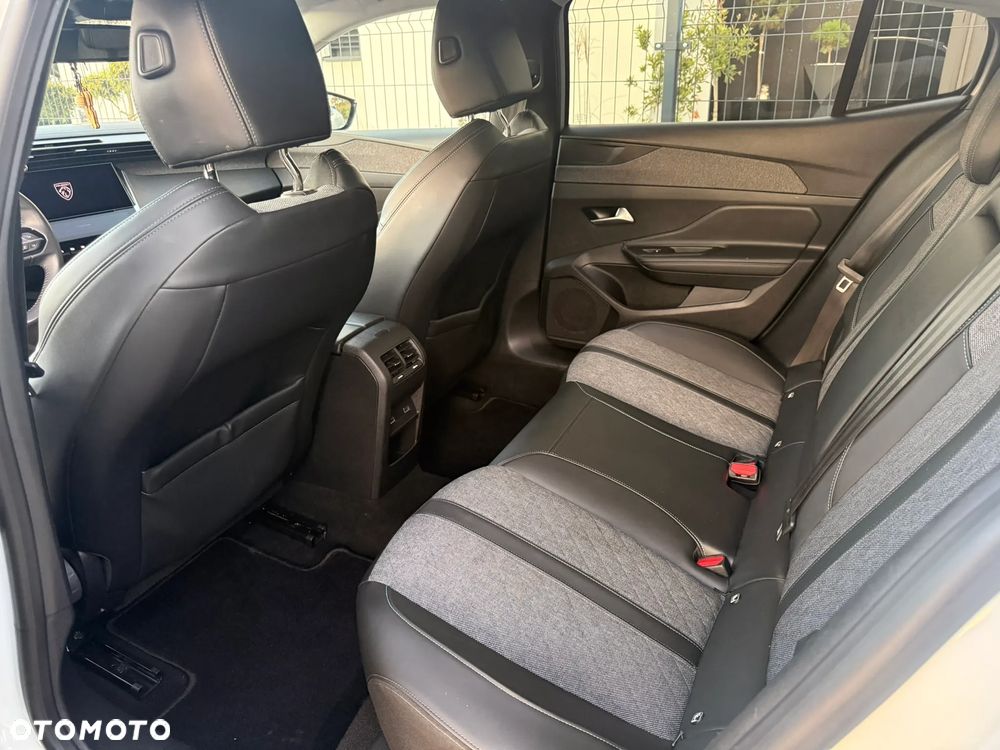 Peugeot 408 - 8