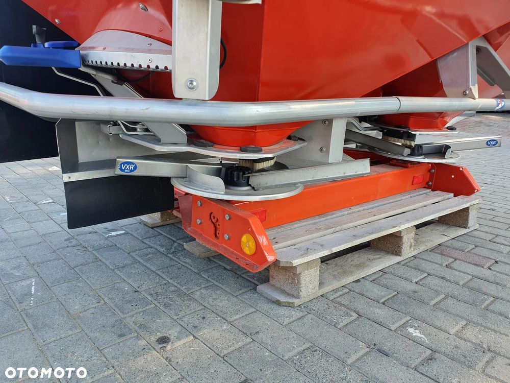 Kuhn Rozsiewacz AXIS 30.1 K 3.000 L - 9