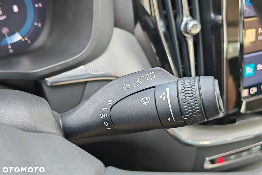 Volvo XC 60 B4 D AWD Plus Dark - 28