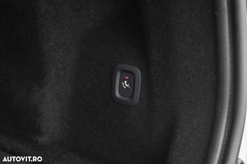 Volvo XC 60 B4 MHEV AT8 AWD R-Design - 14