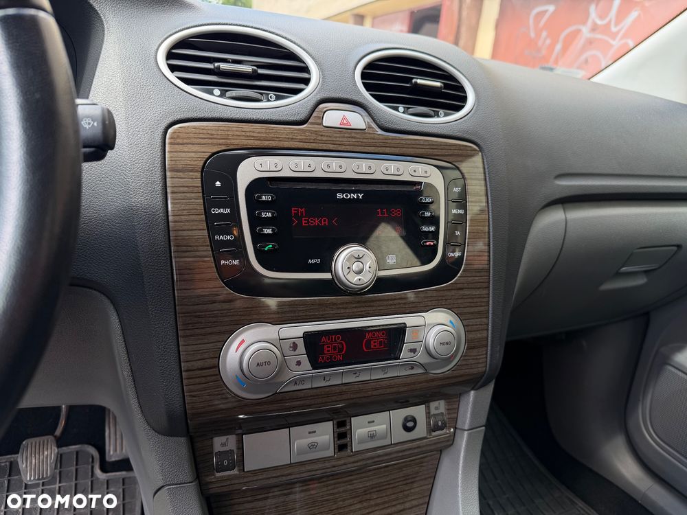 Ford Focus 1.6 Ghia - 19