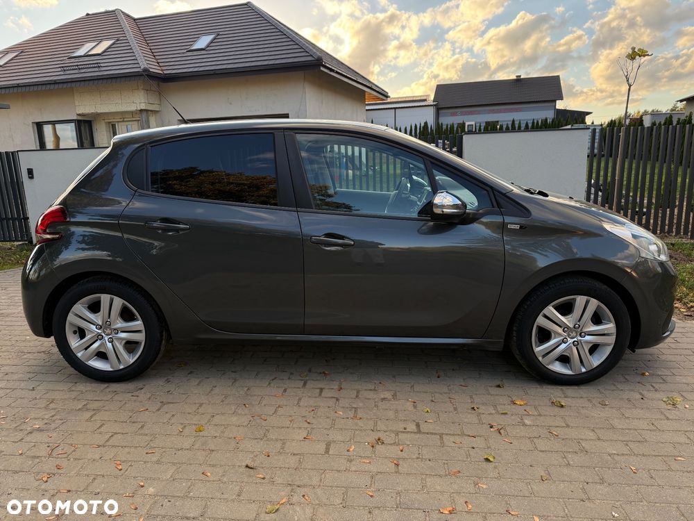 Peugeot 208 - 8