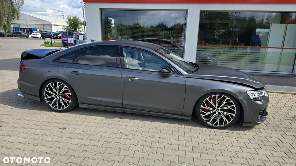 Audi S8 - 8