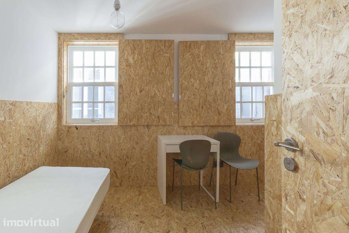 Quarto - localizado em Baixa Coimbra - Grande imagem: 3/8