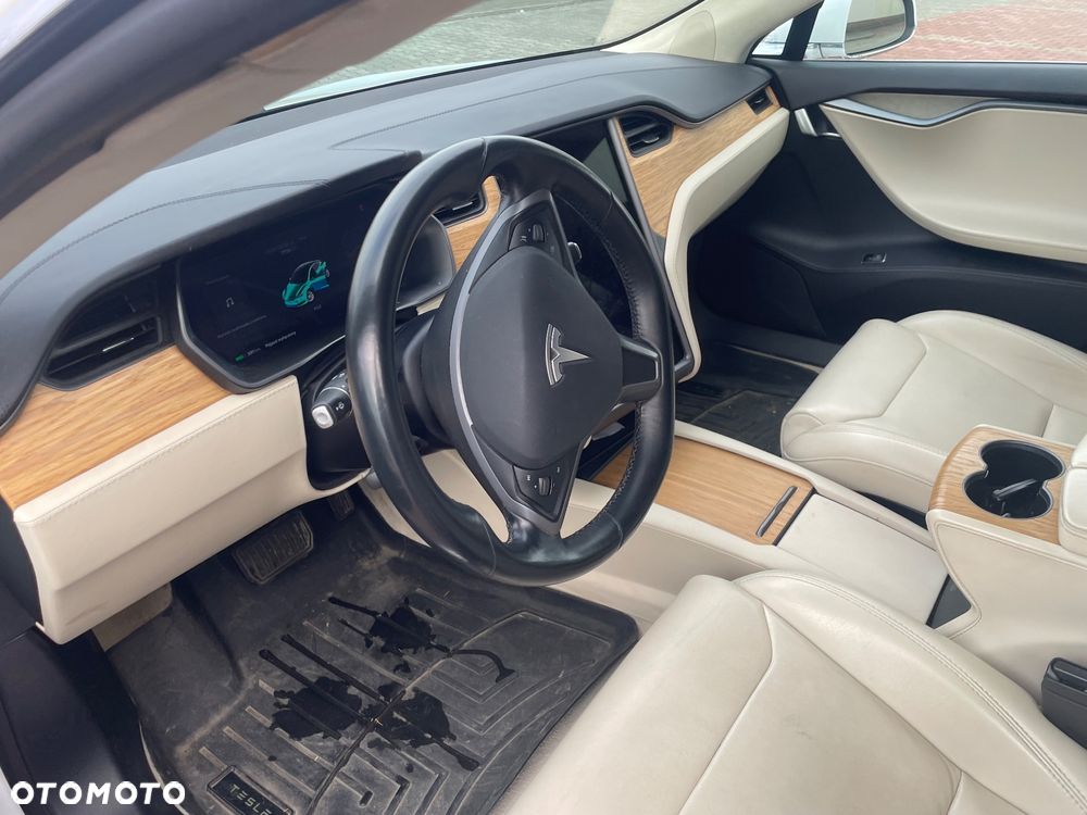Tesla Model S - 12