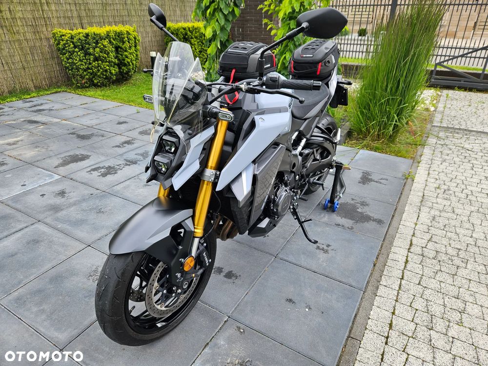 Suzuki GSX - 6