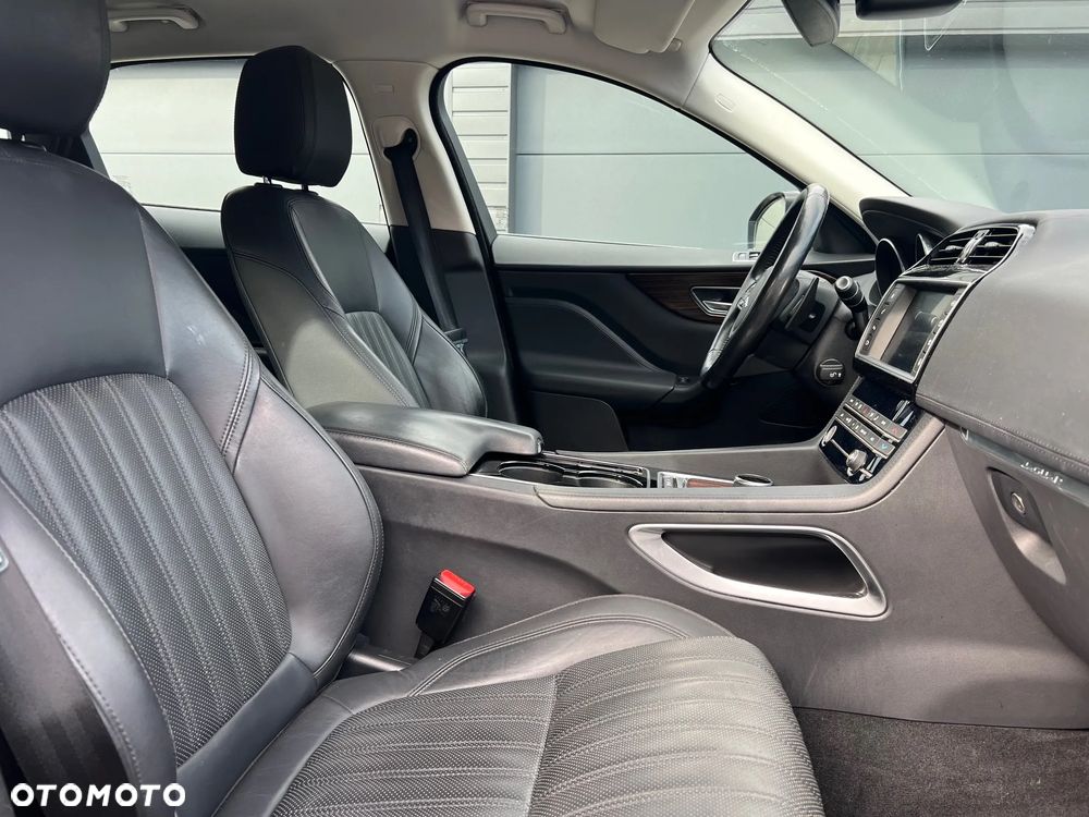 Jaguar F-Pace 20d AWD Pure - 8