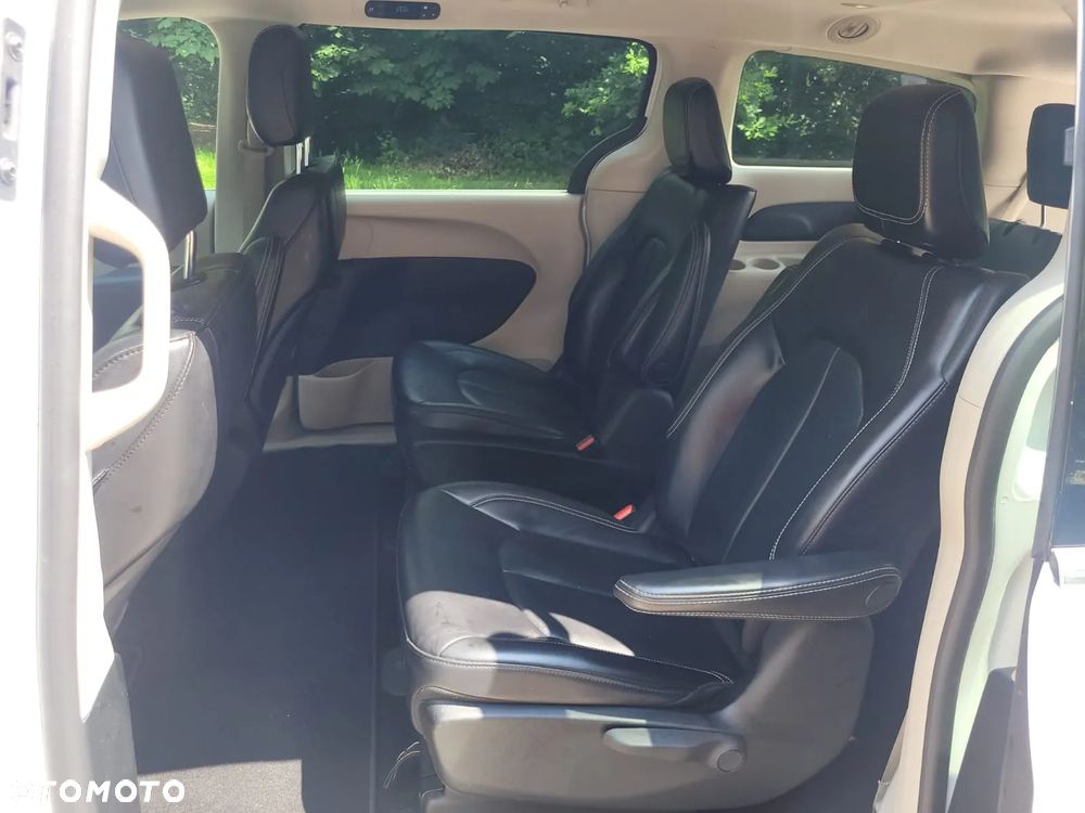 Chrysler Pacifica - 11