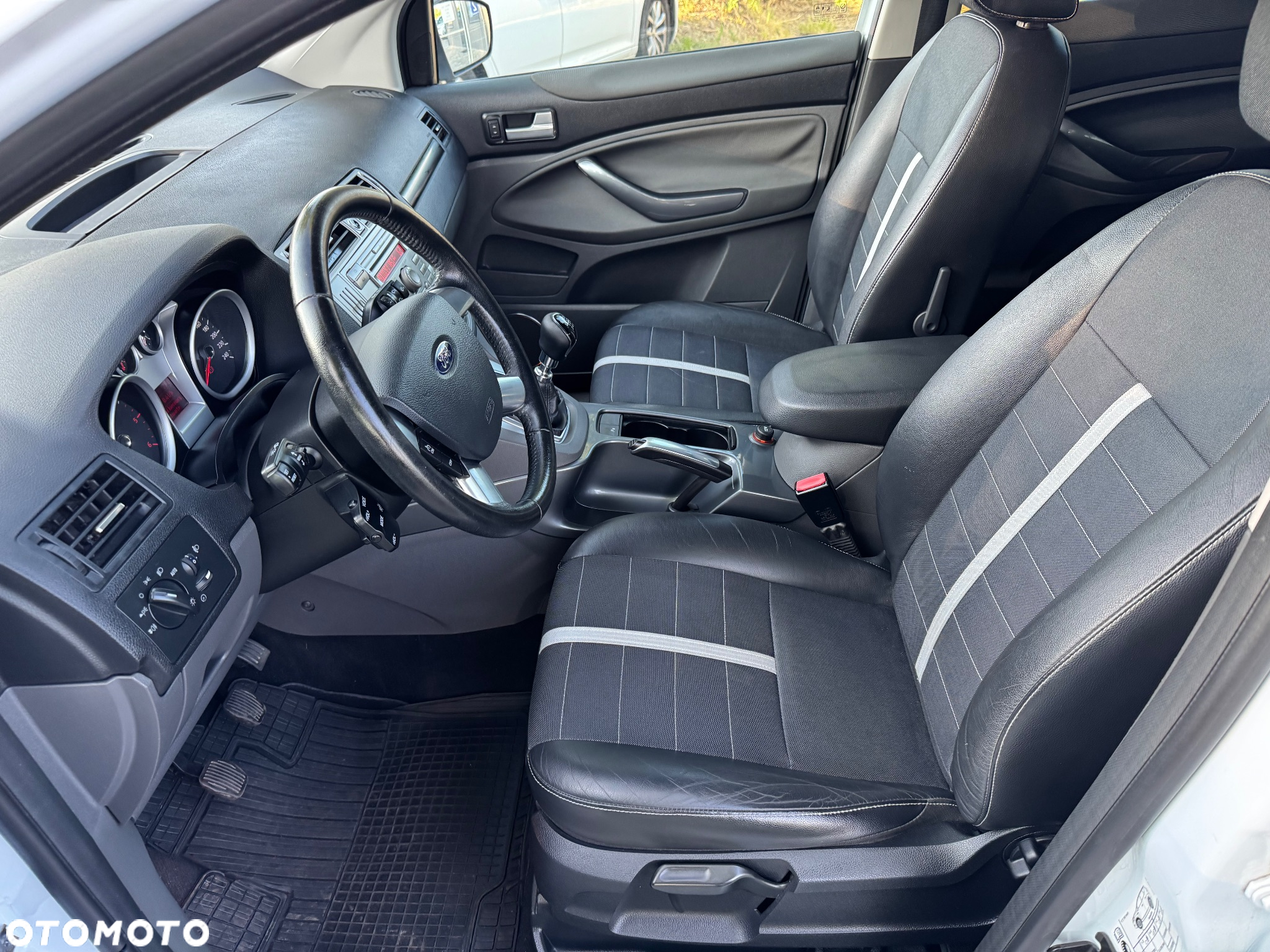 Ford Kuga 2.0 TDCi 2x4 Titanium - 15