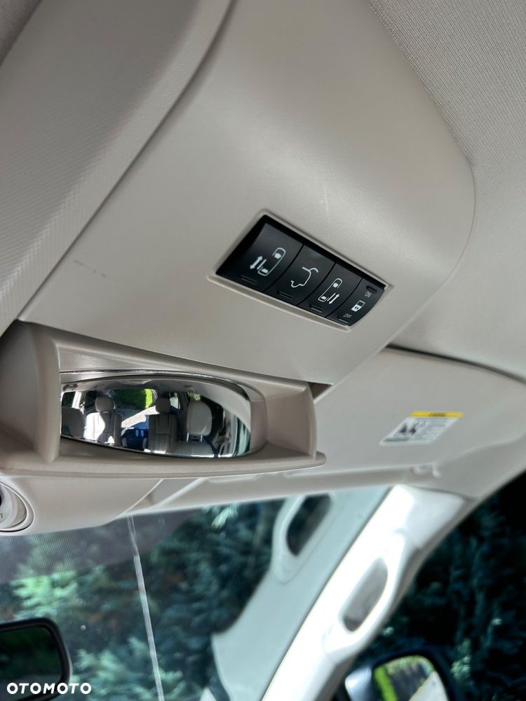 Chrysler Town & Country - 17