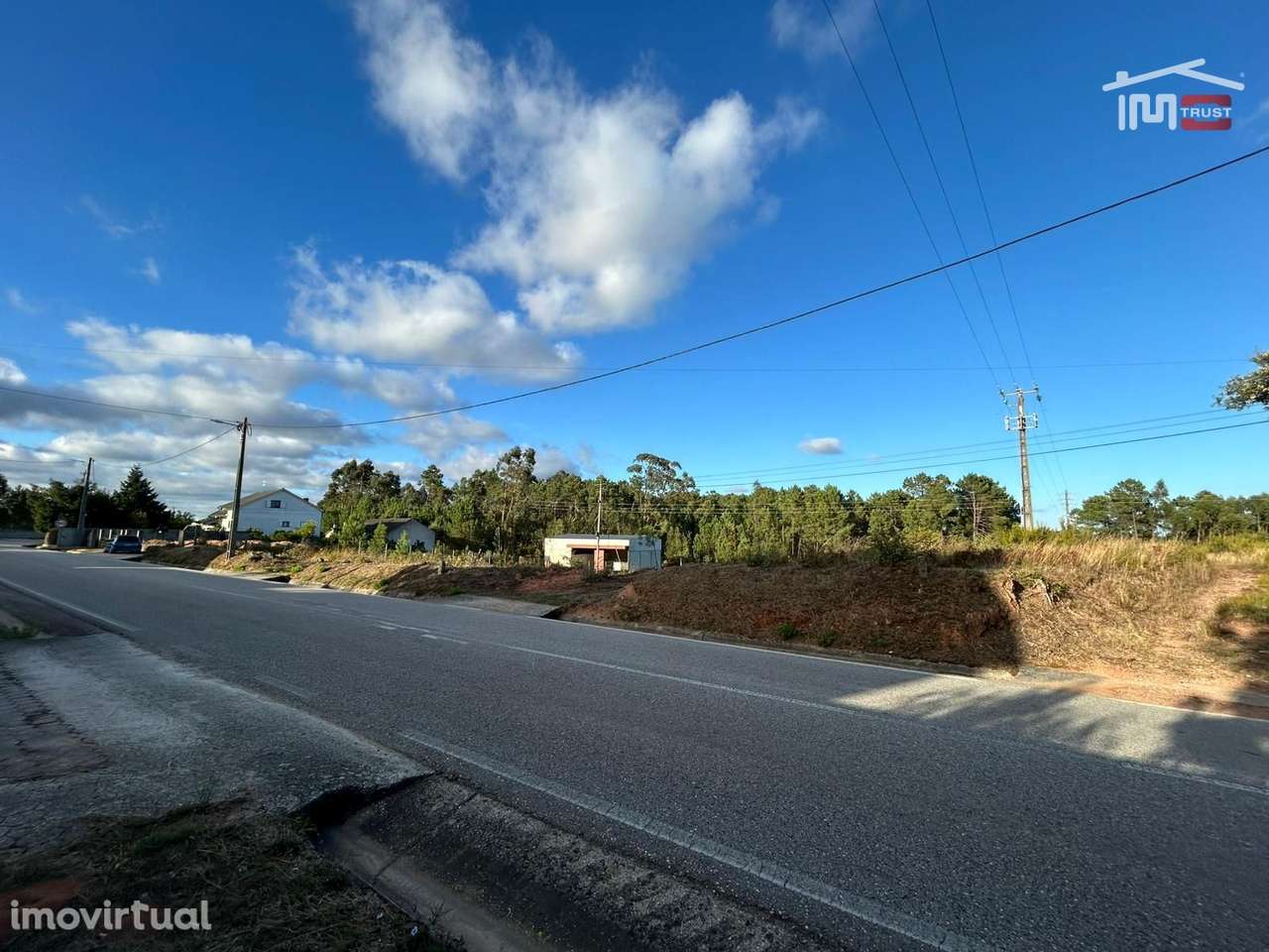 TERRENO COM 1670 m² E UMA ÁREA CONSTRUTIVEL DE 670 m² EM OURÉM - Grande imagem: 5/37