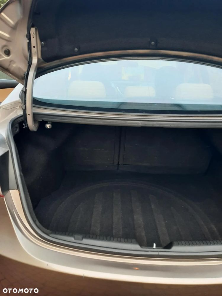 Hyundai Elantra 1.6 Classic + - 16