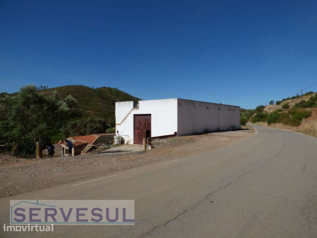 Propriedade Rural com duas casas antigas e armazém, inserida em ter... - Grande imagem: 3/18