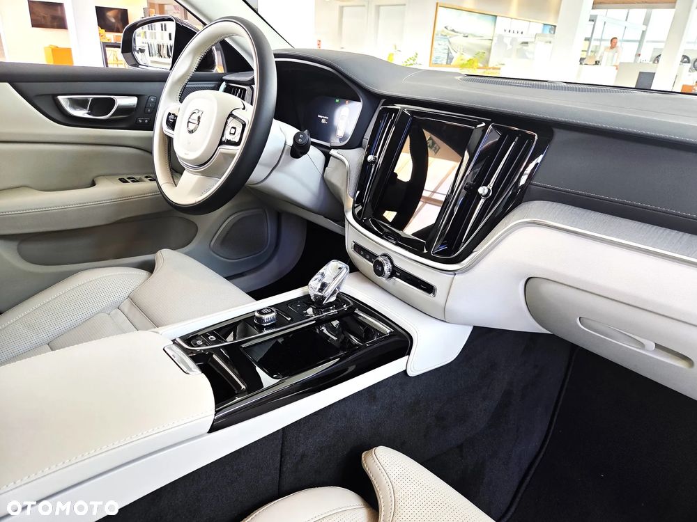 Volvo V60 T8 AWD Plug-In Hybrid Ultra Dark - 13
