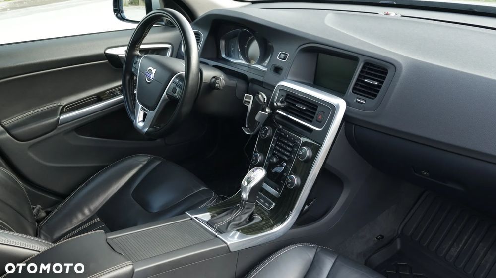 Volvo V60 D6 AWD Plug-in Hybrid R-Design Summum - 23