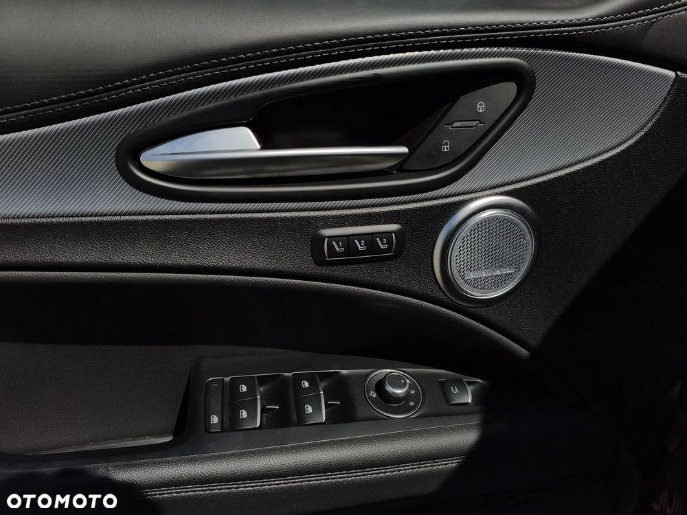 Alfa Romeo Stelvio 2.0 Turbo 16V AT8-Q4 Veloce Ti - 11