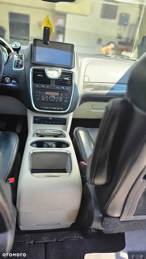 Chrysler Town & Country 3.6 Limited - 11