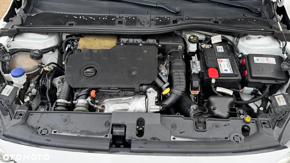 Peugeot 208 BlueHDi 100 Allure - 23