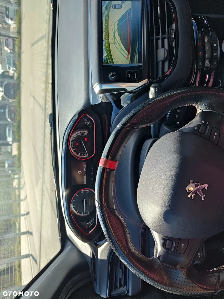 Peugeot 208 - 8
