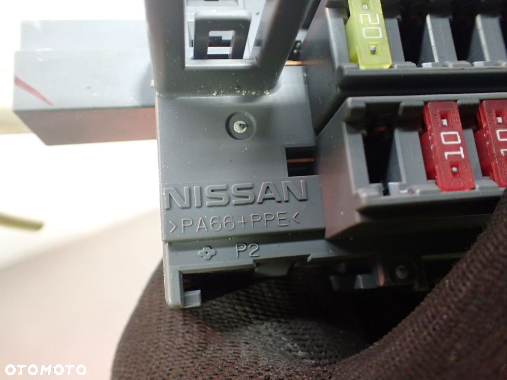 SKRZYNKA BEZPIECZNIKÓW NISSAN JUKE I - 6