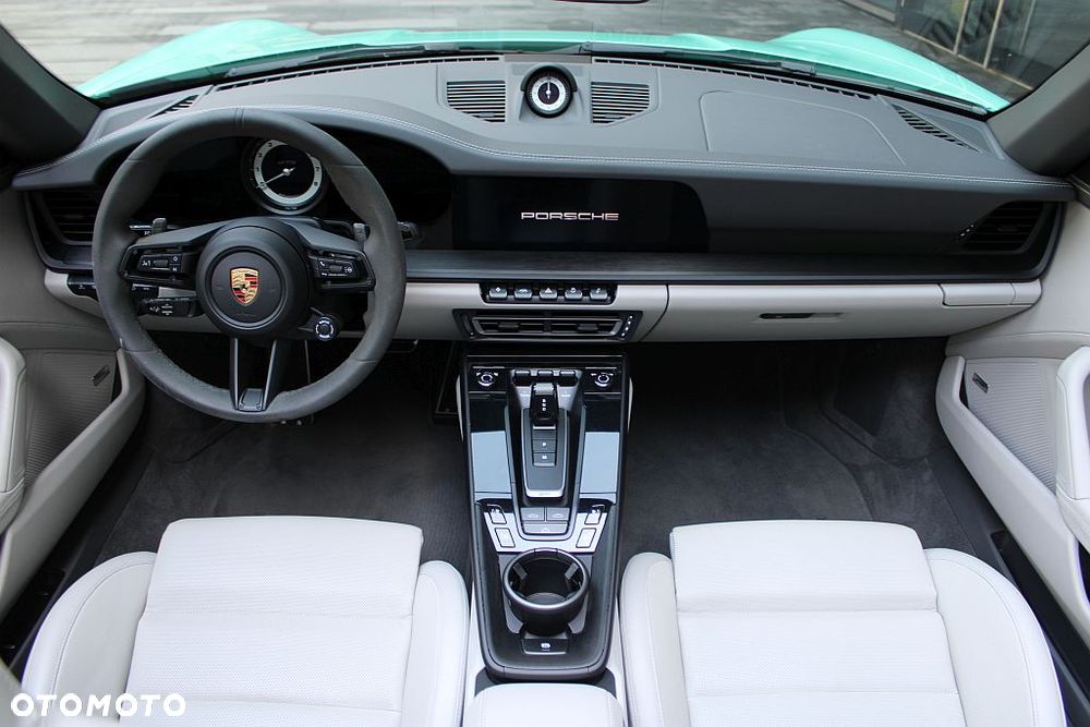 Porsche 911 Carrera 4 GTS - 25