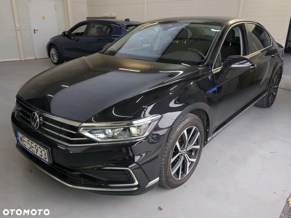 Volkswagen Passat - 1