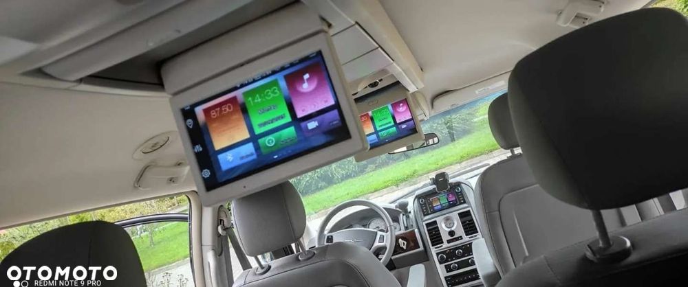 Chrysler Town & Country - 13