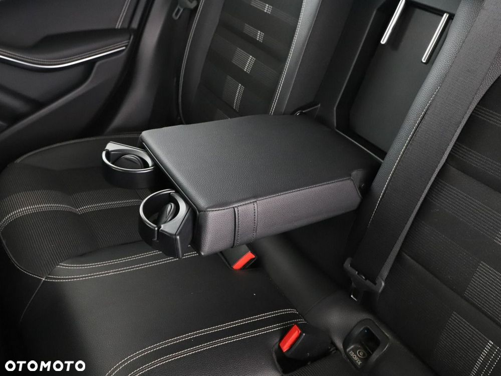 Mercedes-Benz GLA 180 d Urban - 35