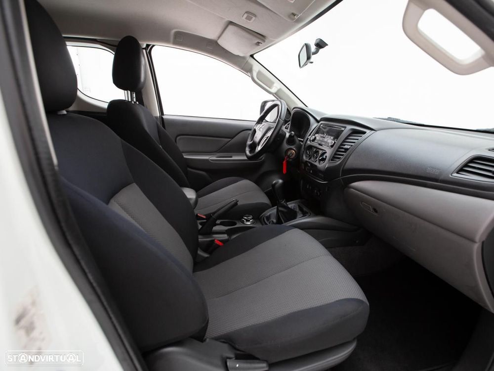 Mitsubishi L200 2.4 DI-D Club Invite 4WD c/IVA - 9