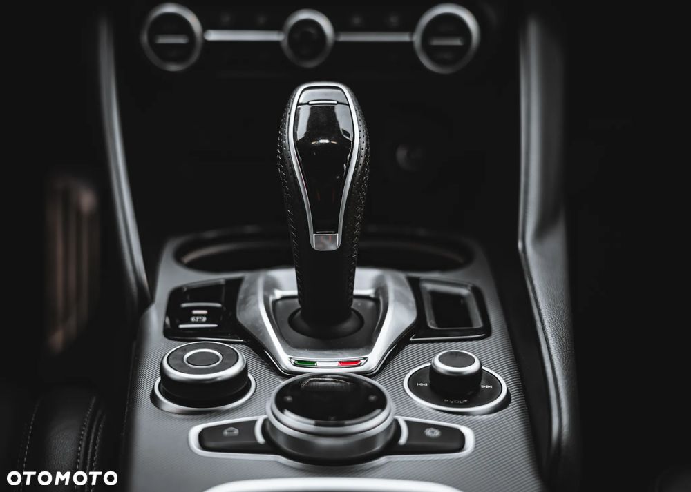 Alfa Romeo Giulia 2.0 Turbo 16V AT8 Veloce - 27