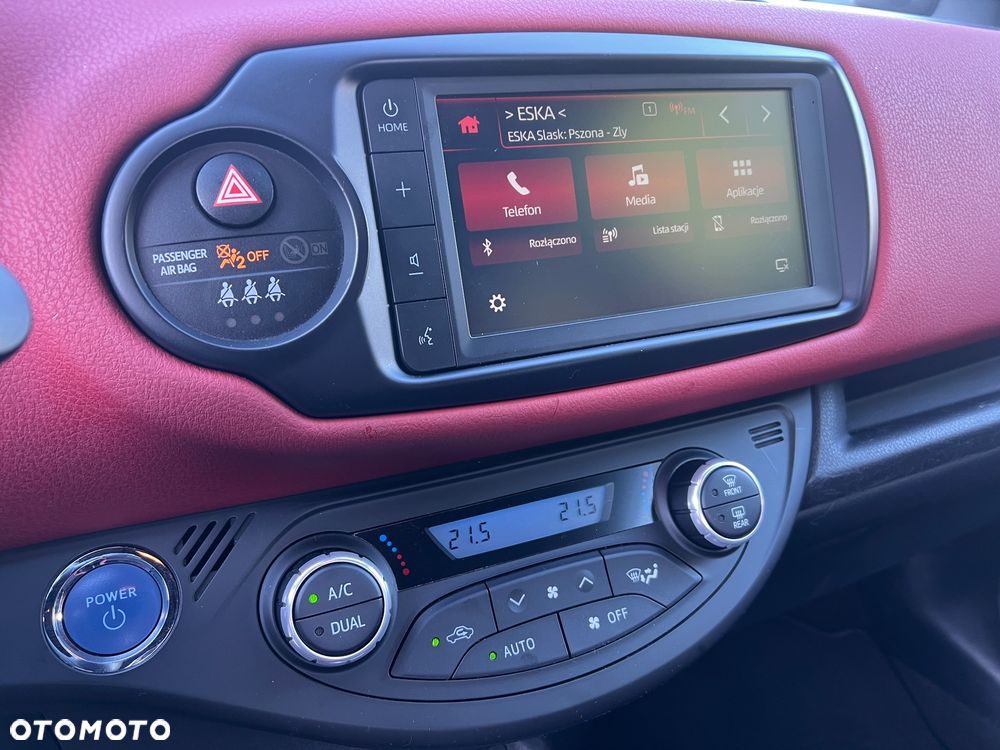 Toyota Yaris Hybrid 100 Selection - 13