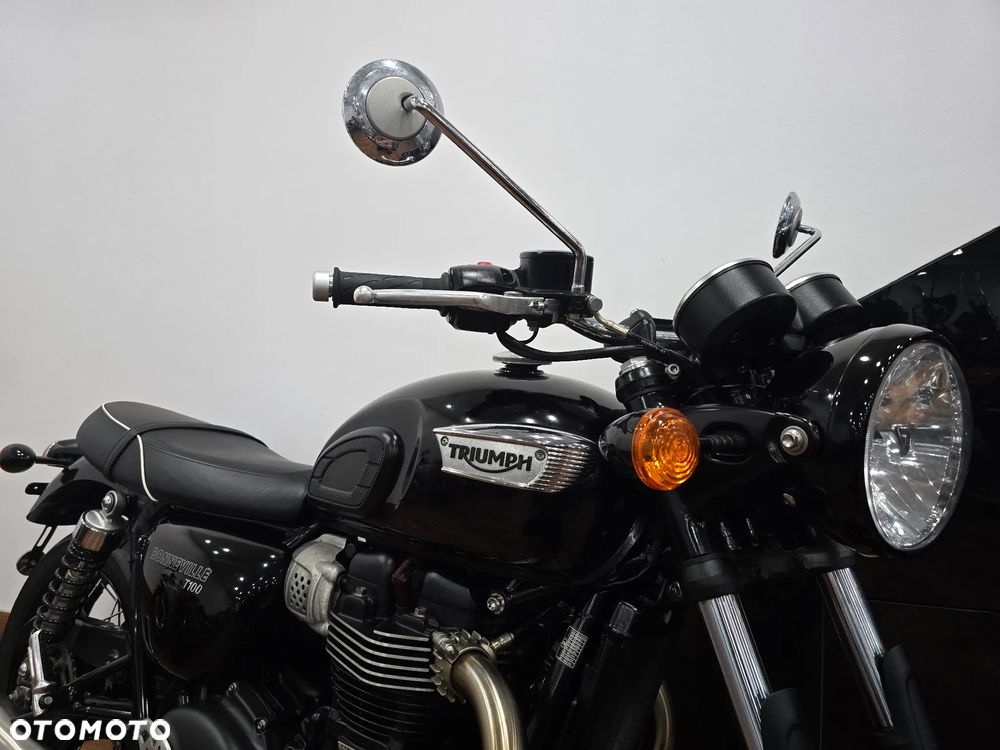 Triumph Bonneville - 30