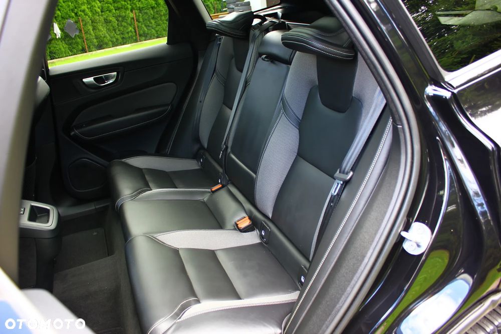 Volvo XC 60 B4 D AWD Plus Dark - 33
