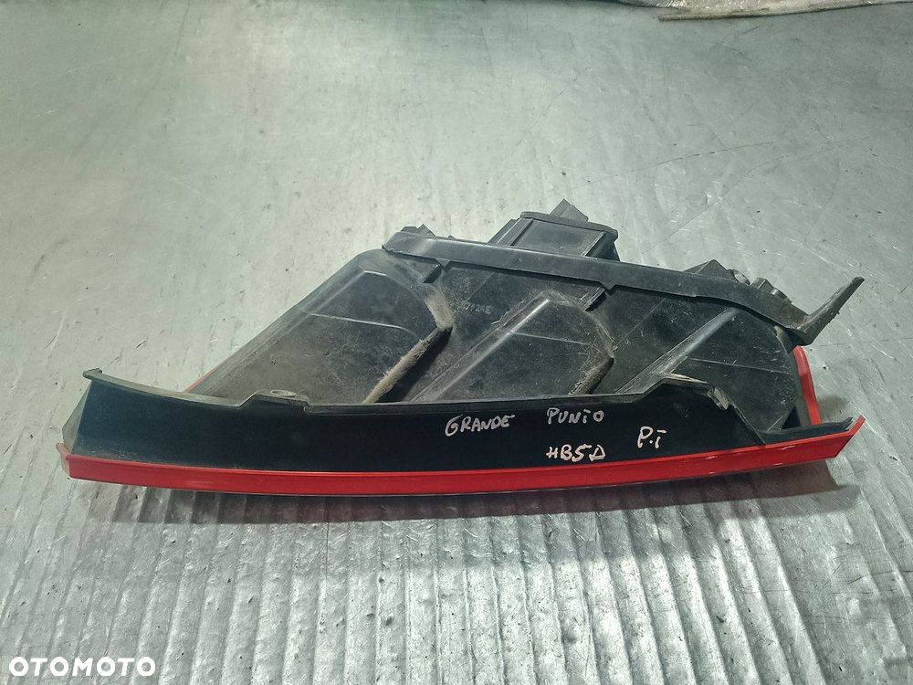 LAMPA TYLNA PRAWA FIAT GRANDE PUNTO 51701590 27460202 - 6