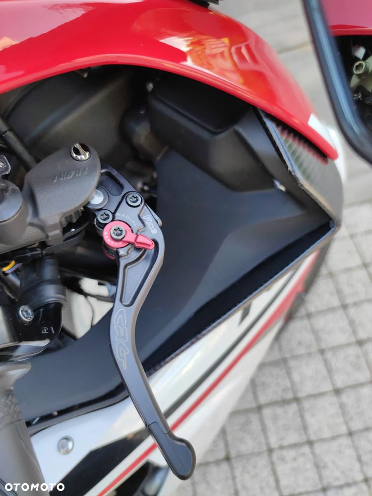 Yamaha R1 - 9