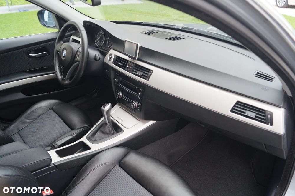 BMW Seria 3 325i - 28