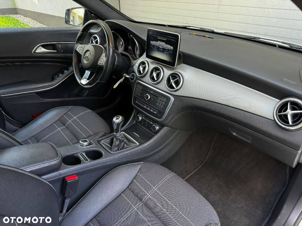 Mercedes-Benz CLA 180 Urban - 21