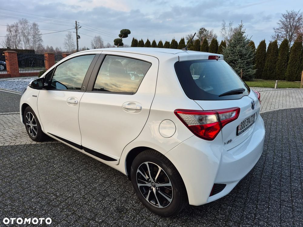 Toyota Yaris Hybrid 100 Business Edition - 10