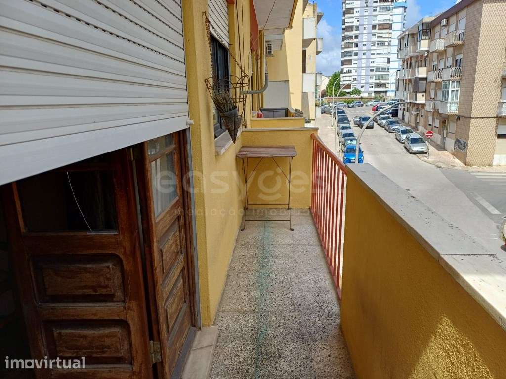 Apartamento T2 com três frentes situado no Barreiro - Grande imagem: 3/14