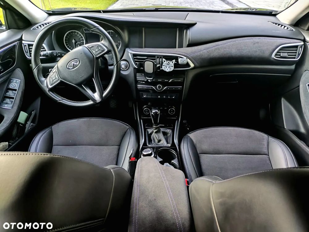 Infiniti Q30 1.5d Premium City Black - 21