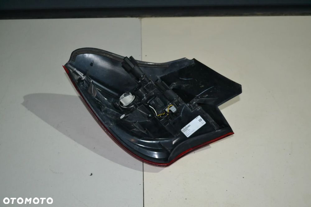 OPEL ASTRA J GTC 3D LAMPA TYŁ TYLNA PRAWA W BŁOTNIK 13281266 - 3