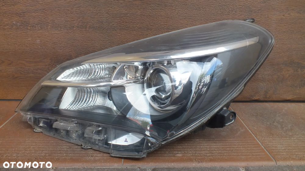 Lampa przednia lewa Toyota Yaris III lift soczewka - 1