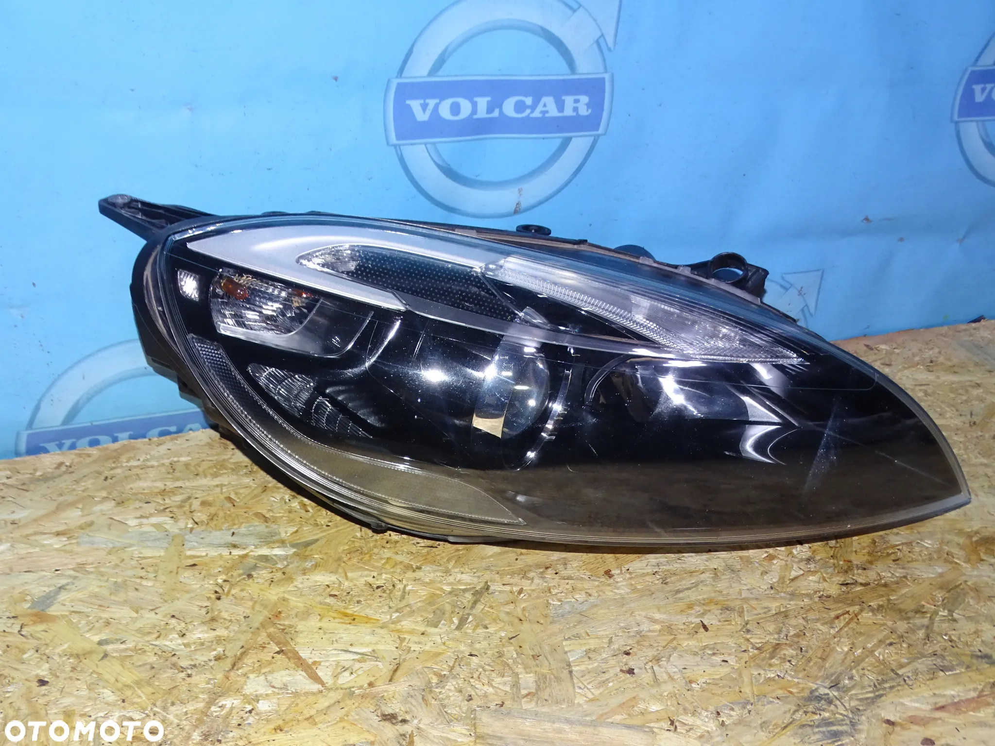 LAMPA PRAWA XENON VOLVO V40 EURO 31420008 12- - 2